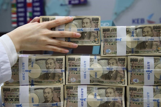 Đồng yen giảm xuống mức thấp nhất trong 2 năm, chứng khoán Nhật Bản khởi sắc