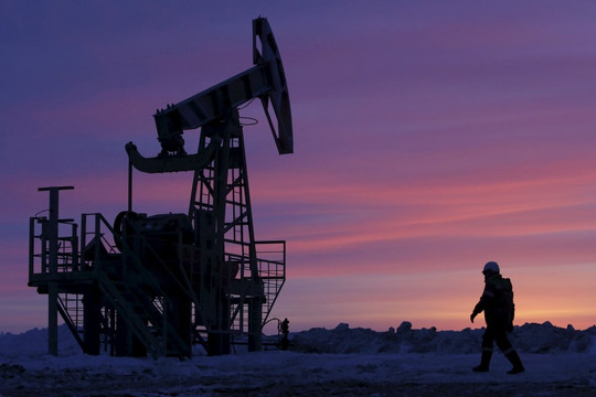 IEA: Giá dầu thô leo thang đe dọa nguồn cầu trên thế giới