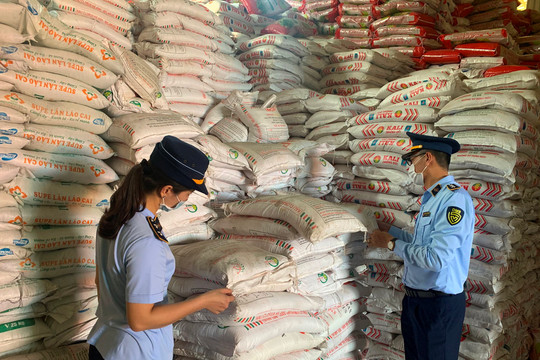 Đắk Lắk: Phát hiện kho chứa hơn 100 tấn phân bón không rõ nguồn gốc