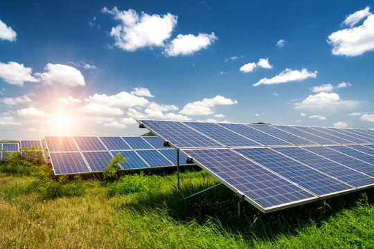Doanh nghiệp cần làm gì khi Hoa Kỳ xem xét miễn thuế với pin năng lượng mặt trời?