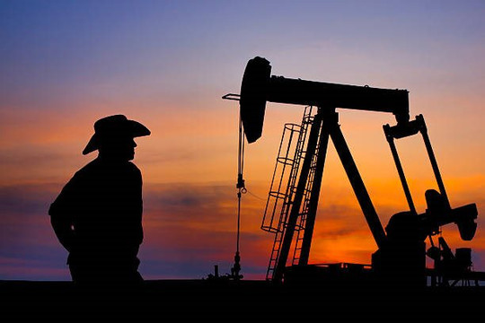 Tại sao giá dầu giảm mạnh dù nguồn cung thắt chặt?