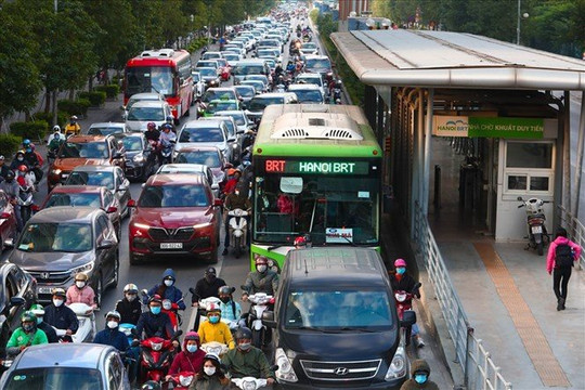 Người dân "trở tay không kịp" khi 5 tuyến xe bus tại Hà Nội xin dừng hoạt động