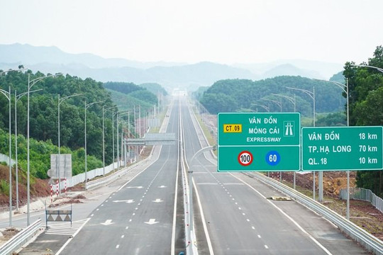 Trục cao tốc dài 176km chưa có trạm dừng nghỉ: Dân băn khoăn đổ xăng, vệ sinh cách gì!