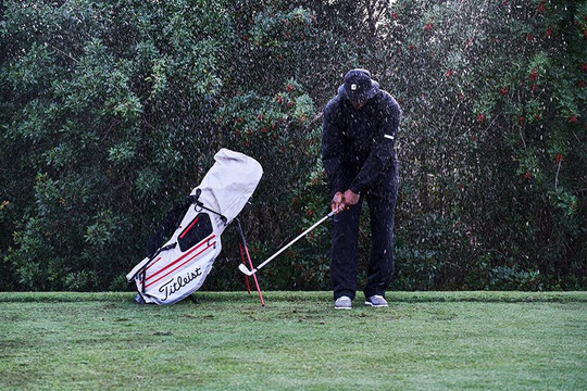 Những điều bạn nên lưu ý khi chơi golf vào trời mưa