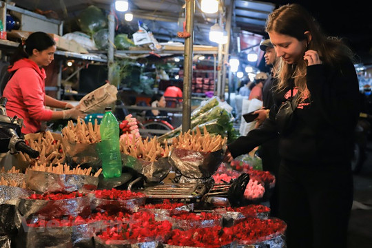 Chợ hoa Hà Nội nhộn nhịp ngày phụ nữ Việt Nam