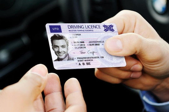 Người dân Singapore phải trả mức phí cao kỷ lục để nhận giấy phép lái xe máy