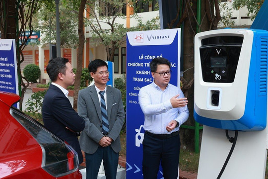 Trường đại học đầu tiên tại Hà Nội có trạm sạc ô tô điện VinFast