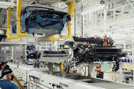 Lạm phát khiến giá vật liệu sản xuất ô tô điện tăng chóng mặt