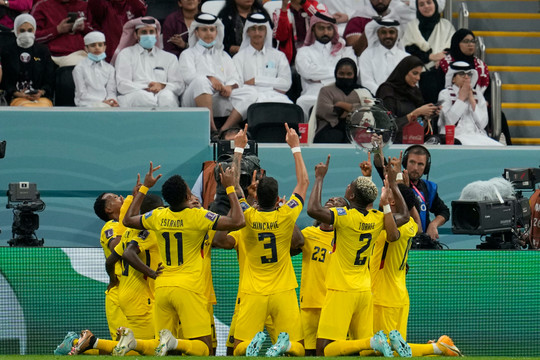 [Cập nhật World Cup] Chủ nhà Qatar gặp khó ngay trận ra quân