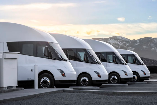 Không hổ danh “ông trùm xe điện”, Tesla vừa bàn giao lô xe ...