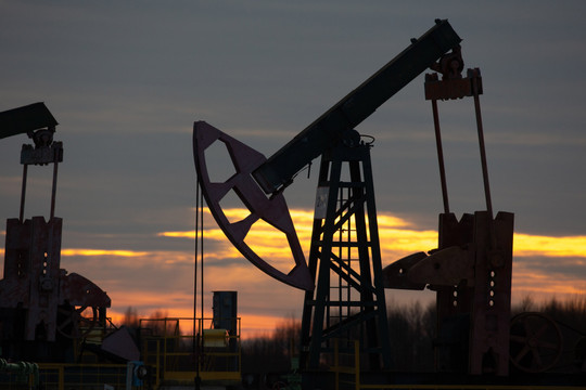 Giá dầu có thể chạm 110 USD/thùng vào 2023