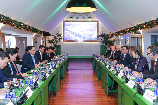 Thủ tướng: Việt Nam muốn trở thành trung tâm logistics, trung chuyển hàng hóa quốc tế