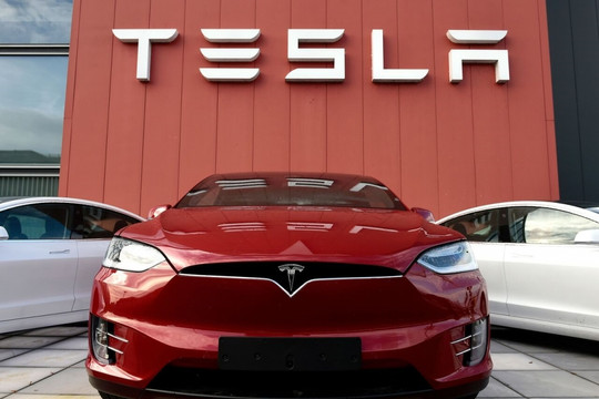 Ngôi vương của Tesla bị lung lay do “miếng bánh” ô tô điện ngày càng béo bở