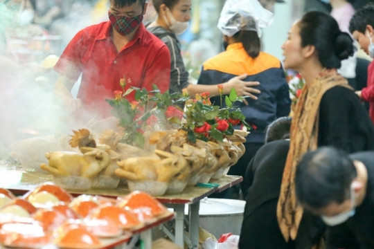 Sôi động thị trường đồ lễ cúng rằm tháng Giêng 2023: Thực phẩm dồi dào, hoa tươi hút khách