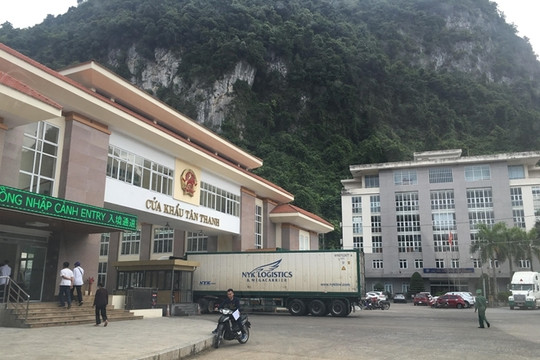 Hơn 900 xe hàng thông quan trong 1 ngày tại cửa khẩu Lạng Sơn