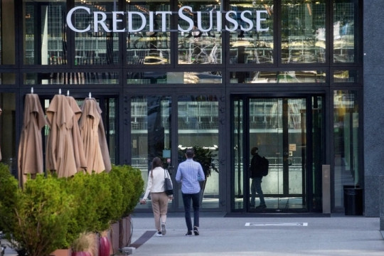 Giải cứu Credit Suisse: Vì sao Chính phủ Thụy Sĩ "gật đầu" với UBS mà không phải các đối tác "ngoại quốc"?