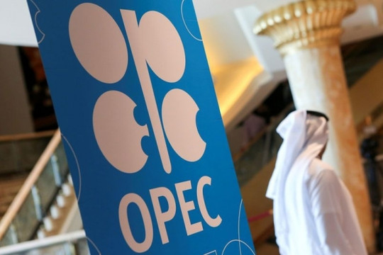 OPEC+ đột ngột cắt giảm thêm sản lượng, giá dầu tăng mạnh hơn 7%