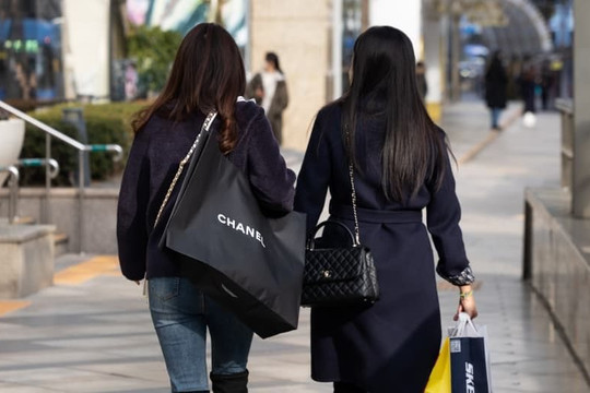 Người Hàn Quốc đứng đầu thế giới về chi tiền mua đồ hiệu xa xỉ
