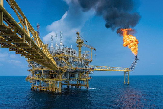 Ngành dầu khí – Giá dầu neo cao nhờ vào chính sách cắt giảm của OPEC+