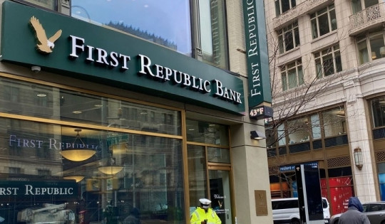 Lo ngại phá sản, khách hàng rút hơn 100 tỷ USD khỏi First Republic Bank chỉ trong 1 tháng