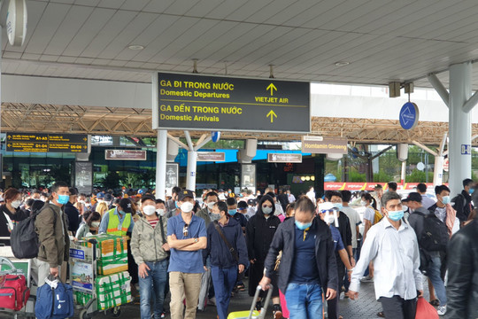 Mùa du lịch 2023: Du khách Việt sẽ không phải xếp hàng chờ kiểm tra hộ chiếu?