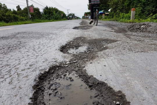 Thiếu vốn duy tu, nhiều tuyến đường tại Long An trong trạng thái hư hỏng nặng