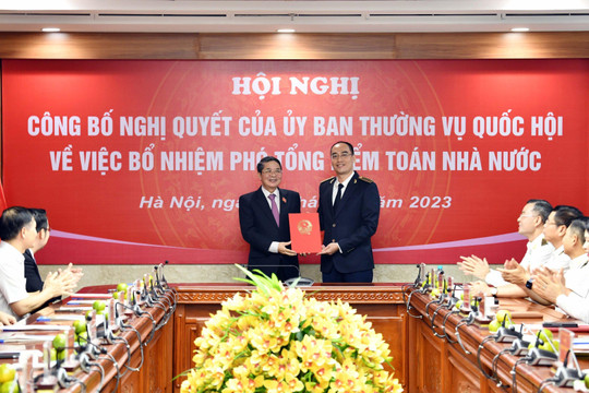 Phó Chủ tịch Quốc hội Nguyễn Đức Hải trao nghị quyết bổ nhiệm phó tổng kiểm toán nhà nước