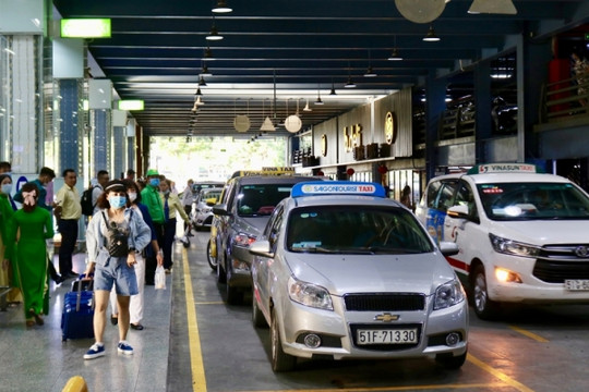Cảng hàng không họp khẩn, đình chỉ 2 hãng taxi có tài xế gian lận cước tại sân bay Tân Sơn Nhất