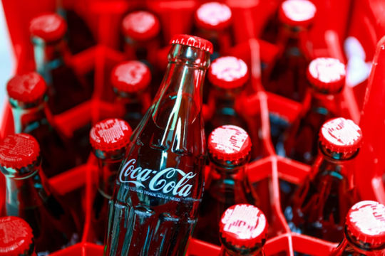 Tập đoàn thâu tóm Coca-Cola Việt Nam bán mảng sản xuất tại Mỹ