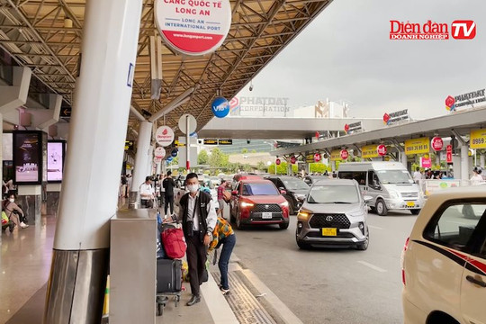 “Bát nháo” tại sân bay Tân Sơn Nhất: “Trảm” hai hãng taxi vì hành vi gian lận