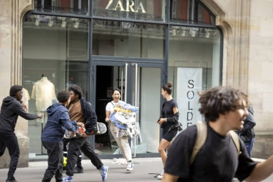 Lợi dụng bạo loạn, người dân Pháp tràn vào Louis Vuitton, Zara, Apple cướp bóc