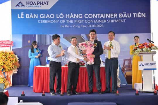 Hòa Phát (HPG) đã xuất kho 100 chiếc vỏ container đầu tiên sau hơn 2 năm chờ đợi