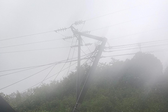 Mưa lũ gây gián đoạn cấp điện một số địa phương miền núi phía bắc, nhiều hồ thủy điện phải xả tràn