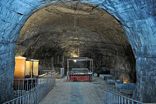 Phá núi xây hầm, công nhân bất ngờ nhìn thấy hố đen, vỡ oà khi chính là "kho báu" được chôn giấu từ 2.000 năm trước