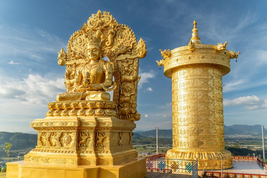 Đằng sau Đại bảo tháp Kinh luân lớn nhất thế giới tại Việt Nam chứa hơn 1 tỷ câu chú, dát vàng 24K, nặng tới 200 tấn