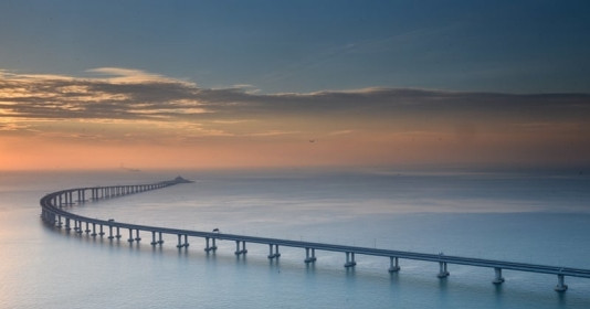 Trung Quốc sở hữu cầu vượt biển dài nhất thế giới: Gấp 20 lần cầu Cổng vàng nổi tiếng ở Mỹ nhưng chỉ cần công nghệ “cây nhà lá vườn”
