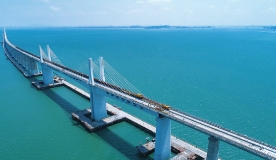 Huy động 40.000 người xây trong 7 năm, Trung Quốc gây "choáng" với cầu đường sắt cao tốc vượt biển 12 tỷ USD, được ví như “Rồng thép”