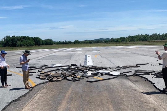 Đường băng sân bay Vinh bị hư hỏng, chưa xác định rõ nguyên nhân