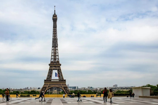 Pháp sơ tán khẩn cấp tại khu vực tháp Eiffel vì đe dọa đánh bom