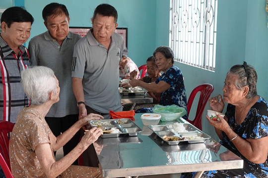 Chân dung người đàn ông Việt chi đến 400 lượng vàng xây nhà dưỡng lão rộng 1.500m2 nuôi hàng trăm cụ già