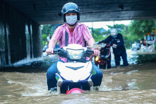 Cử tri Hà Nội phàn nàn đường gom đại lộ Thăng Long cứ mưa là ngập