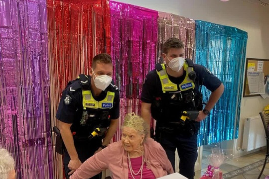 Cụ bà 100 tuổi ước được... "còng tay", cảnh sát ập đến đúng ngày sinh nhật, lý do khiến ai cũng ngẩn người