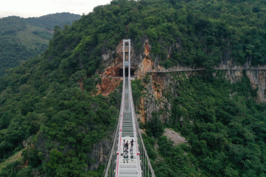Phá kỷ lục của Trung Quốc, Việt Nam sở hữu cầu kính đi bộ dài nhất thế giới: 100% kính siêu cường lực, chịu được sức nặng của 450 người