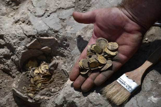 Đi ngoại khóa mùa hè, 2 học sinh phát hiện "kho báu" tiền vàng niên đại 1.100 năm, giới khảo cổ thốt lên: Cực hiếm!