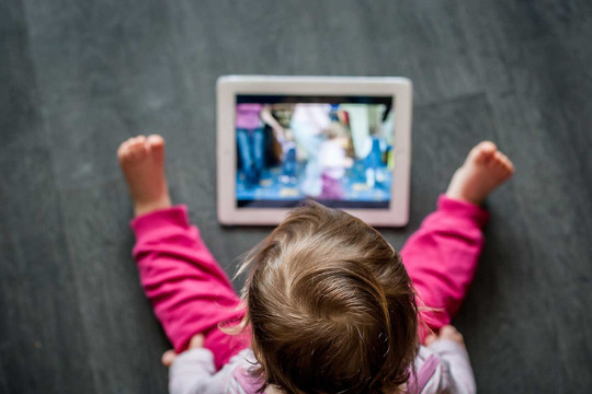Thời gian xem màn hình khi nhỏ liên quan đến vấn đề sức khỏe khi trưởng thành
