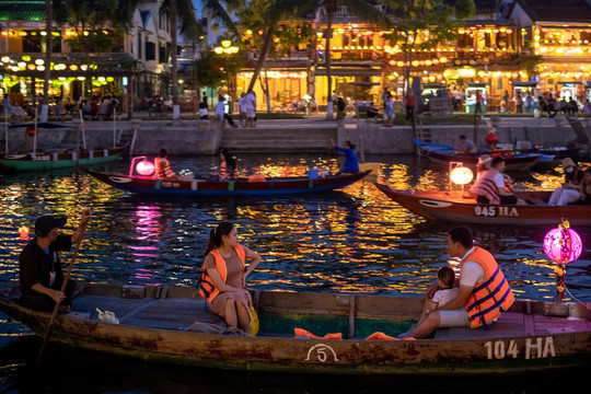 Du lịch đêm ở Việt Nam: Bao giờ hết cảnh 'ngủ sớm' và nhàm chán?