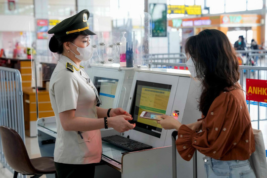 Sân bay Nội Bài tăng cường an ninh dịp nghỉ lễ Quốc khánh