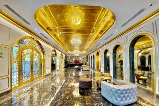"Lóa mắt" khách sạn dát vàng ròng 9999 đầu tiên trên thế giới của Việt Nam: Chi phí 2.400 tỷ, dát vàng từ cả toilet đến bể bơi...