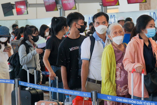 Chưa nghỉ lễ, ngàn khách đã xếp hàng chờ check-in tại sân bay Nội Bài