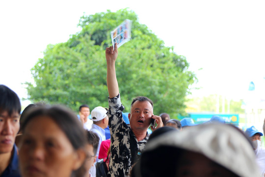 Khách đông nghẹt thở, nghìn người chen nhau mua vé tham quan vịnh Hạ Long
